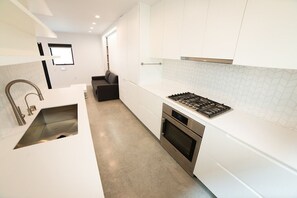 Fridge, microwave, oven, stovetop - Oasis Half a Block from the Beach (Los Angeles)