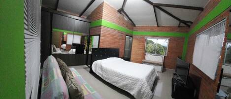 6 bedrooms, iron/ironing board, WiFi, bed sheets