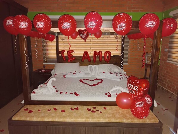 6 bedrooms, iron/ironing board, WiFi, bed sheets