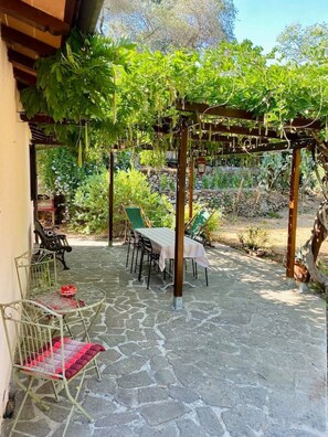 Outdoor dining - ELBAdAMARE | GLICINE House (Capoliveri)