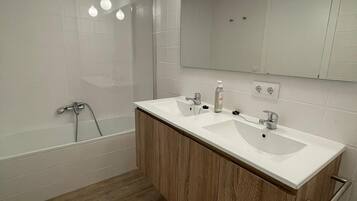 Een douche, een haardroger, handdoeken, zeep