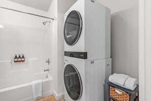 Hair dryer, towels, shampoo - Downtown Ashland Studio - 3 blocks from the plaza! (Ashland)