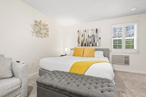 Tabla de planchar con plancha, cuna de viaje, wifi gratis y ropa de cama