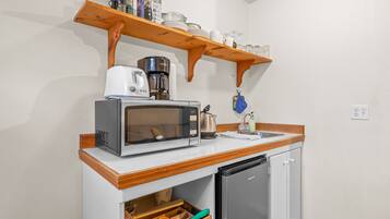 Kühlschrank, Mikrowelle, Wasserkocher mit Kaffee-/Teezubehör, Toaster