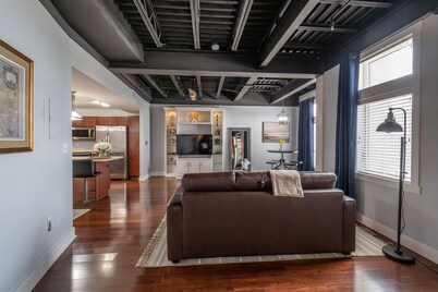 Heart of Downtown Lakeland - Urban Luxury Loft. Studio + Memory Foam Sofa Bed