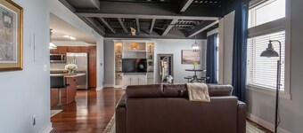 Heart of Downtown Lakeland - Urban Luxury Loft. Studio + Memory Foam Sofa Bed