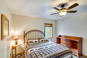 3 soverom, skrivebord, strykejern/-brett og reiseseng for barn