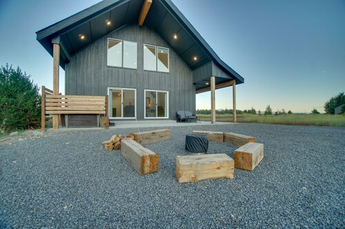 Modern Donnelly Cabin w/ Private Hot Tub