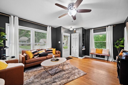 Close to Drake/Downtown - Filled With Amenities, Pet Friendly, Hot Tub, Theater!