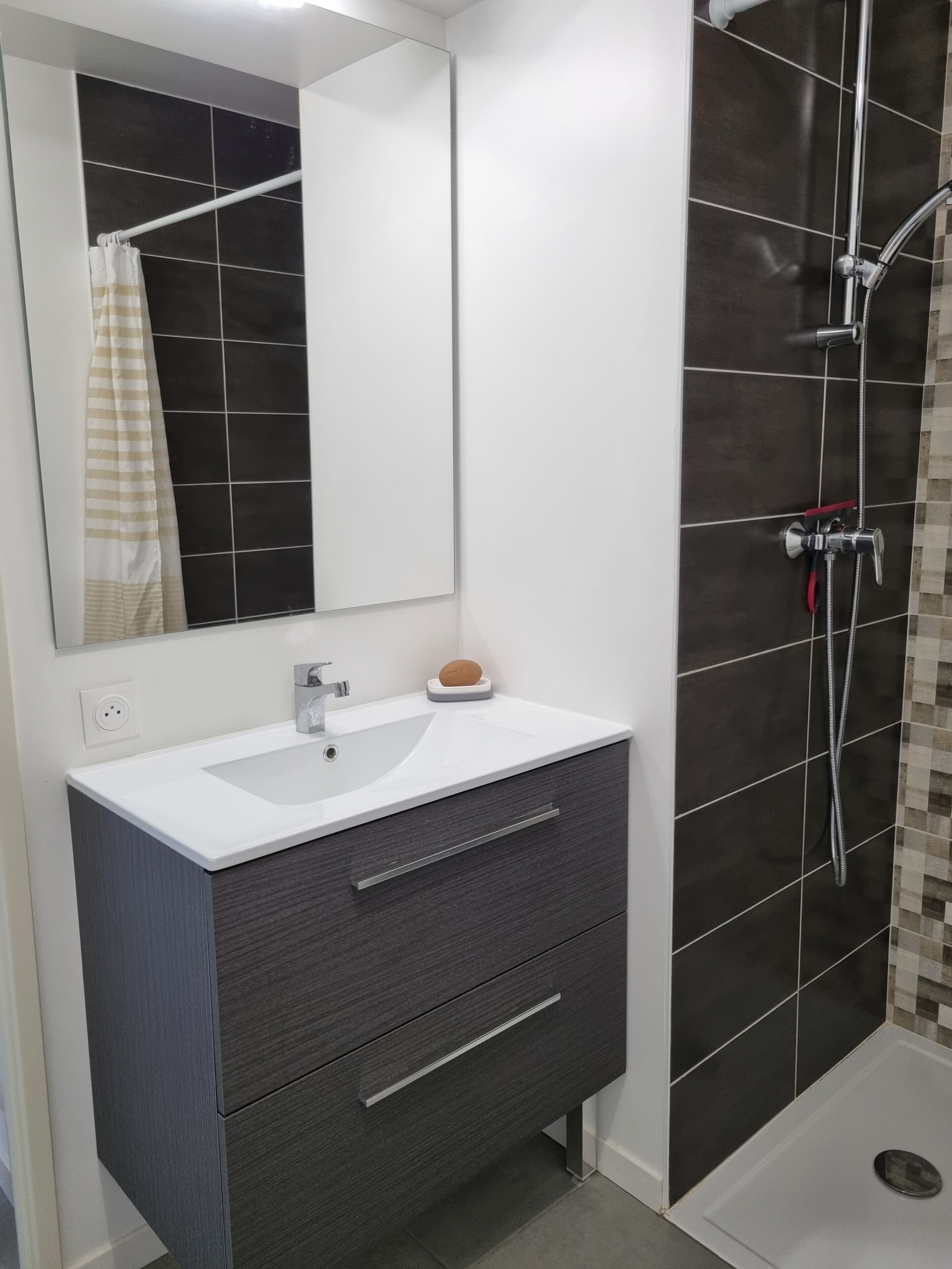 淋浴设施、吹风机、毛巾、肥皂