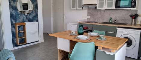 Kühlschrank, Mikrowelle, Ofen, Herdplatte