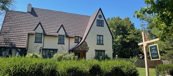 1935 Muskogee English Tudor Home - 1st Floor Peacock Room - Handicap Accessible