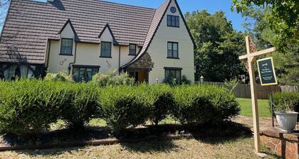 1935 Muskogee English Tudor Home - 1st Floor Peacock Room - Handicap Accessible