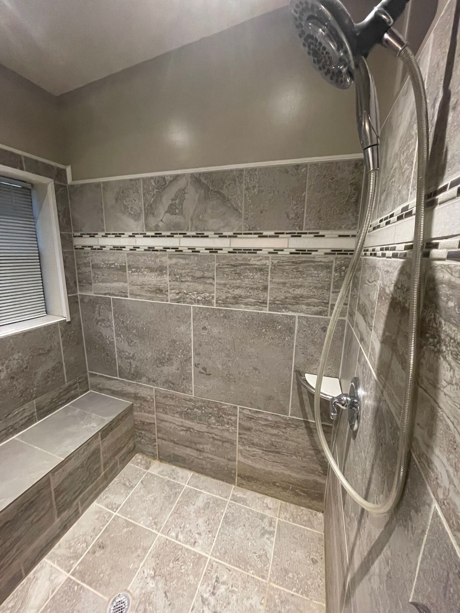 Douche, serviettes fournies, savon, papier de toilette