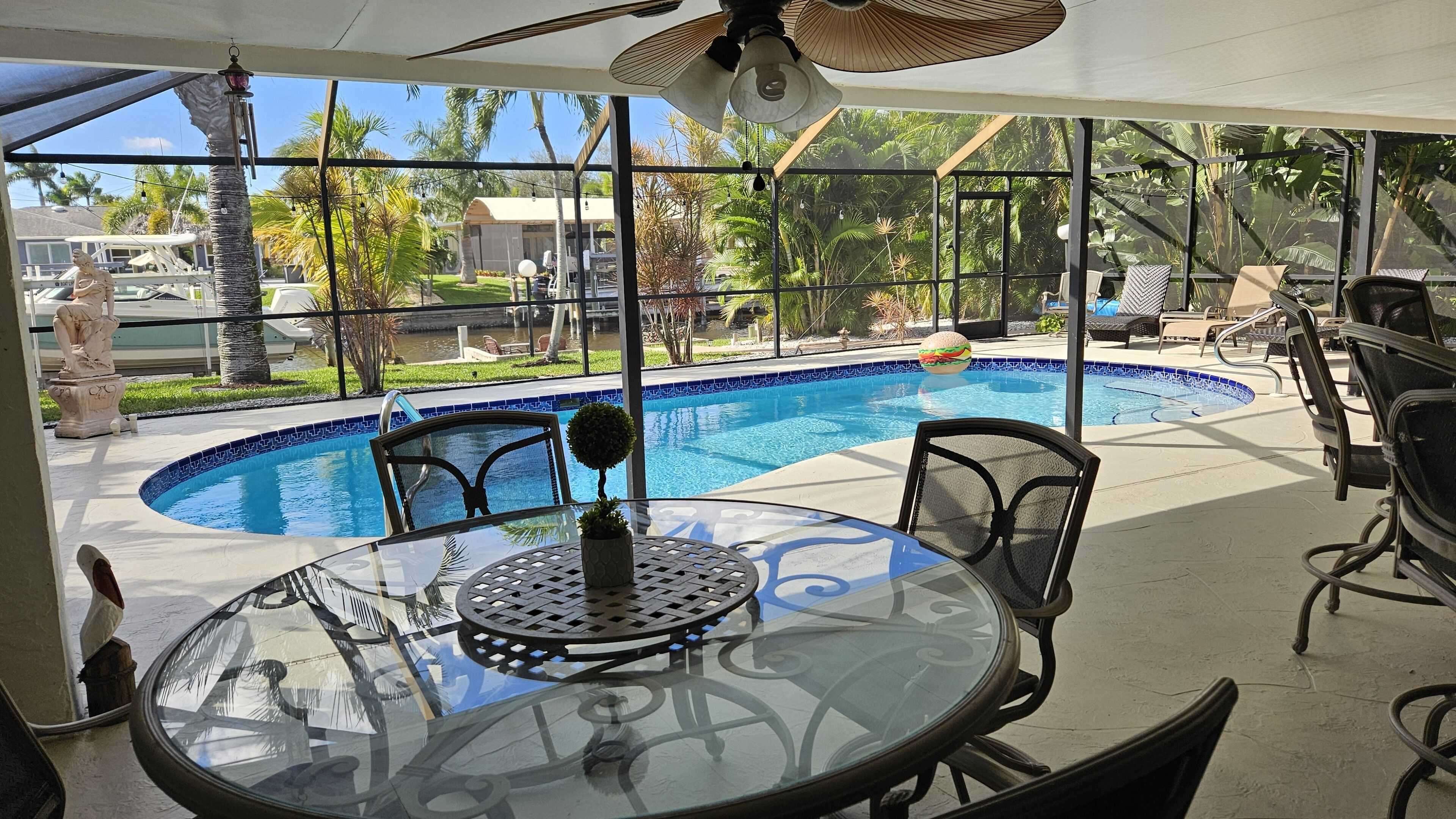 Utendørsbasseng og et oppvarmet basseng