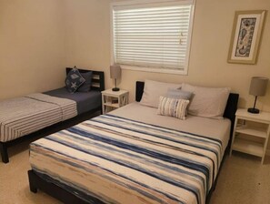 2 habitaciones, escritorio y tabla de planchar con plancha