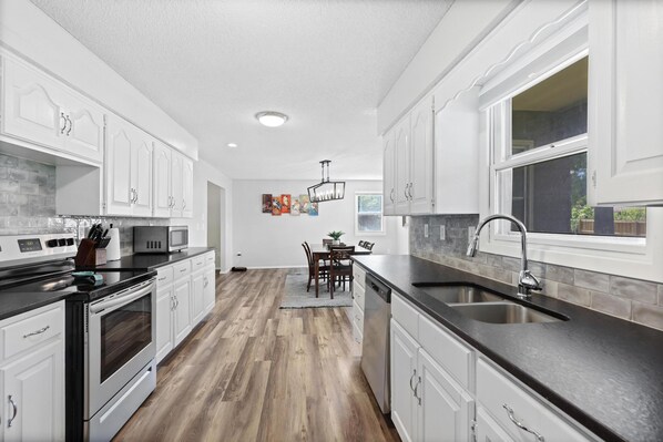 Een koelkast, een microgolfoven, een oven, een kookplaat