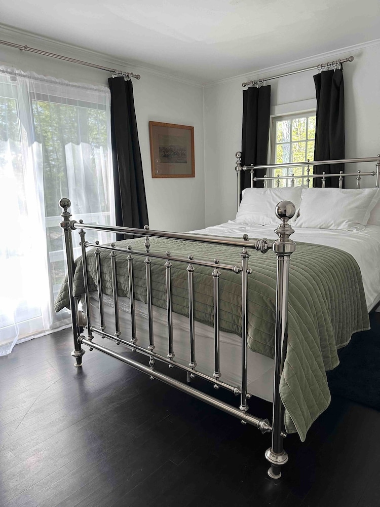 Hudson NY Country Cottage, Fireplace, Pond, Hot Tub, NYC 2hrs Town of