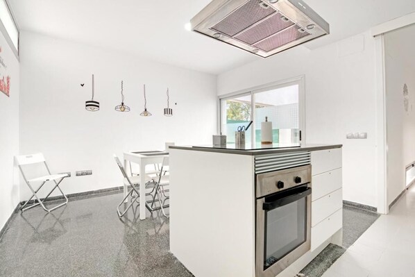 Een koelkast, een microgolfoven, een oven, een kookplaat