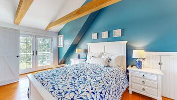 2 bedrooms, desk, iron/ironing board, Internet