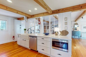 Jääkaappi, mikroaaltouuni, uuni, liesi