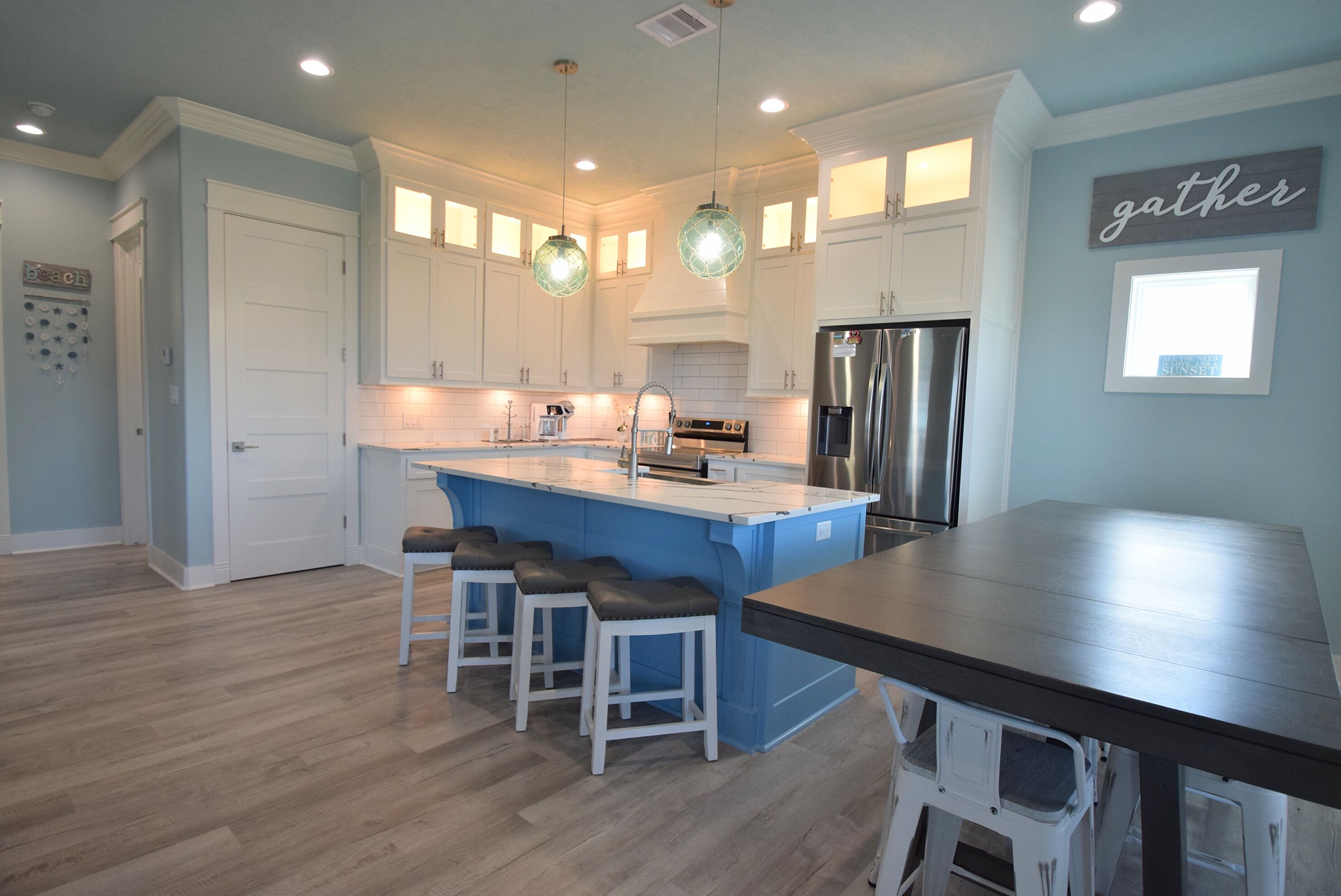 Grand réfrigérateur, micro-ondes, four, plaque de cuisson