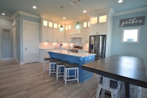 Refrigerador con freezer, microondas, horno, placa de cocina