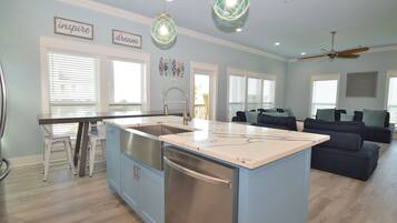 Full-sized fridge, microwave, oven, stovetop