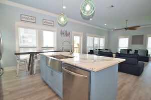 Full-size fridge, microwave, oven, stovetop