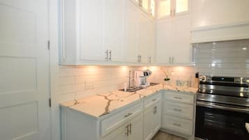 Full-sized fridge, microwave, oven, stovetop