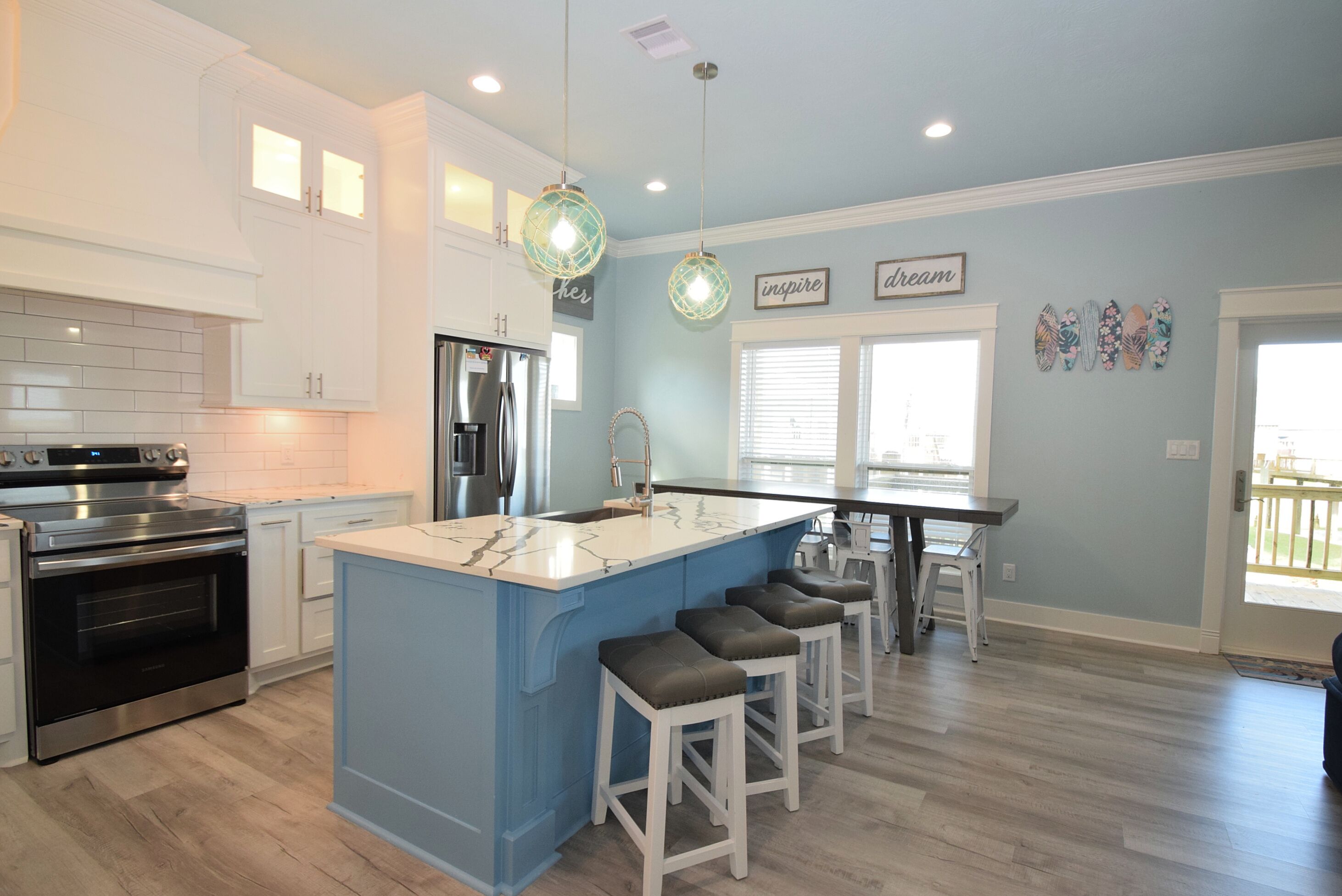 Full-size fridge, microwave, oven, stovetop