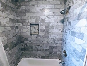 Whirlpool, Handtücher, Seife, Toilettenpapier
