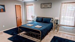 3 slaapkamers, een strijkplank/strijkijzer, gratis wifi, beddengoed