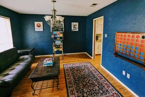 TV connectée, cheminée, jeux vidéo, livres