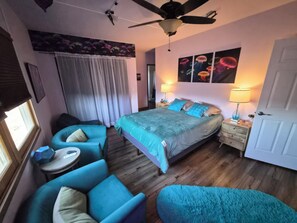 2 bedrooms, desk, free WiFi, bed sheets - Inviting & Spacious! Unique indoor and outdoor vibe! (Walsenburg)