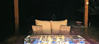Inviting & Spacious~ Balcony~Propane Fire Pit~BBQ