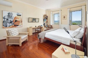 5 habitaciones, tabla de planchar con plancha y cuna de viaje