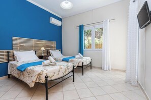 2 habitaciones, tabla de planchar con plancha y cuna de viaje 