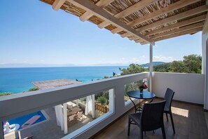 Outdoor dining - Modern Seafront Villa, A/C, Private Pool, Amazing Sea Views & Beautiful Sunrises - 60m from the Sea! (Boukari)