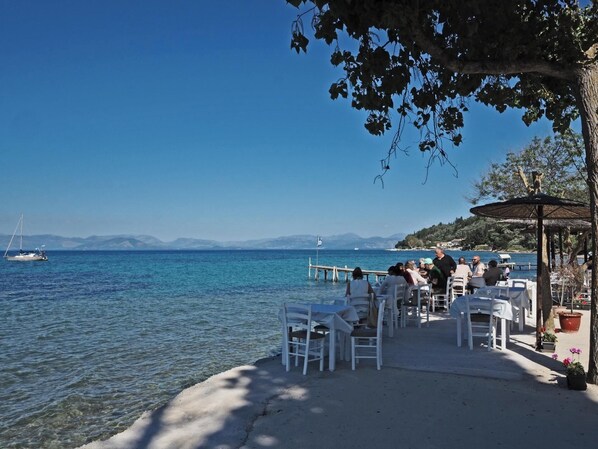 Outdoor dining - Modern Seafront Villa, A/C, Private Pool, Amazing Sea Views & Beautiful Sunrises - 60m from the Sea! (Boukari)