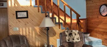 Cozy Lakefront log home on Callender Lake.