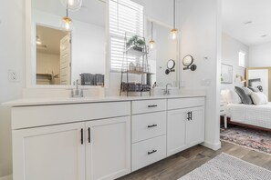 3 bedrooms, desk, iron/ironing board, travel cot - Serene Avondale Oasis: Pool, Hot Tub and Sunset Views Near Phoenix (Tolleson)