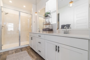 Shower, hair dryer, towels, soap - Serene Avondale Oasis: Pool, Hot Tub and Sunset Views Near Phoenix (Tolleson)
