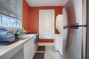 Refrigerador, microondas, cafetera y tetera y utensilios de cocina