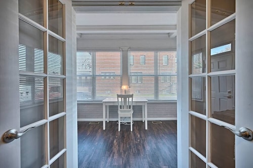 Suites on Seneca - Lovely 2 Bed/1 Bath Apartment