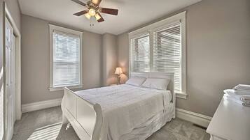 2 bedrooms, iron/ironing board, WiFi, bed sheets