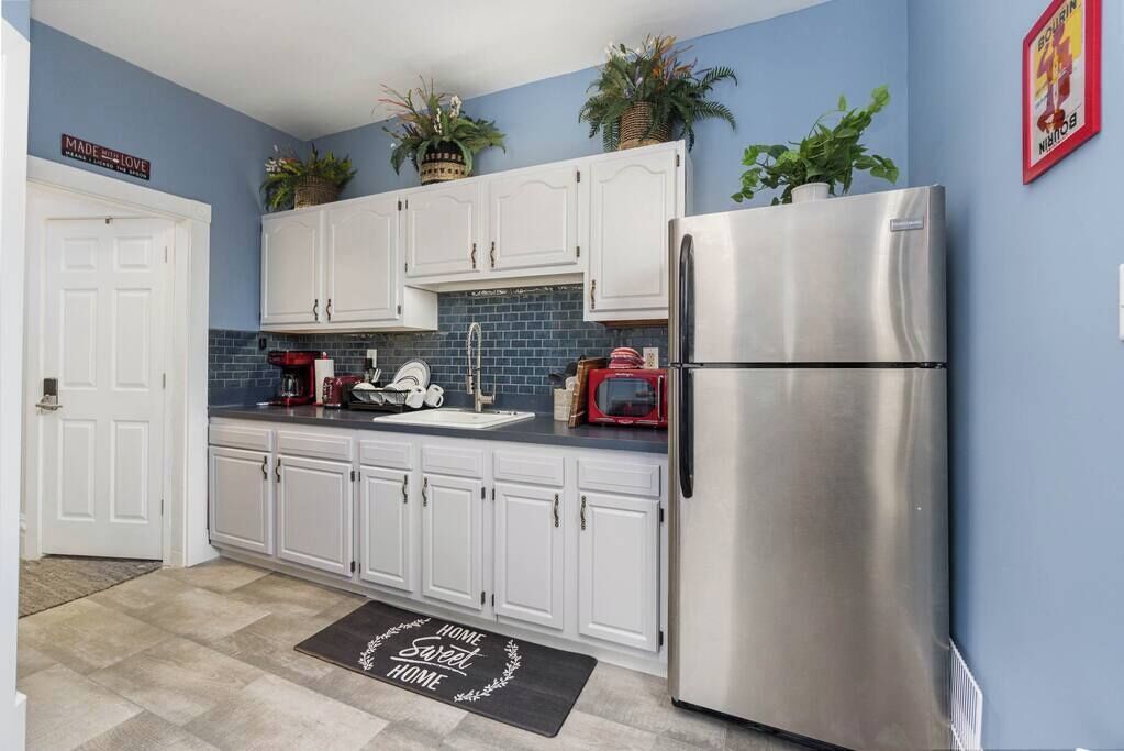Fridge, coffee/tea maker