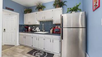 Fridge, coffee/tea maker