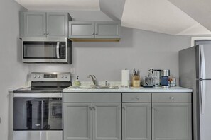 Kjøleskap, mikrobølgeovn, ovn og kokeplater