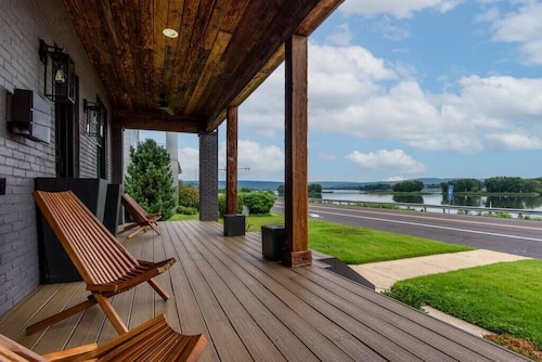 Sunset Stay at 608 Su